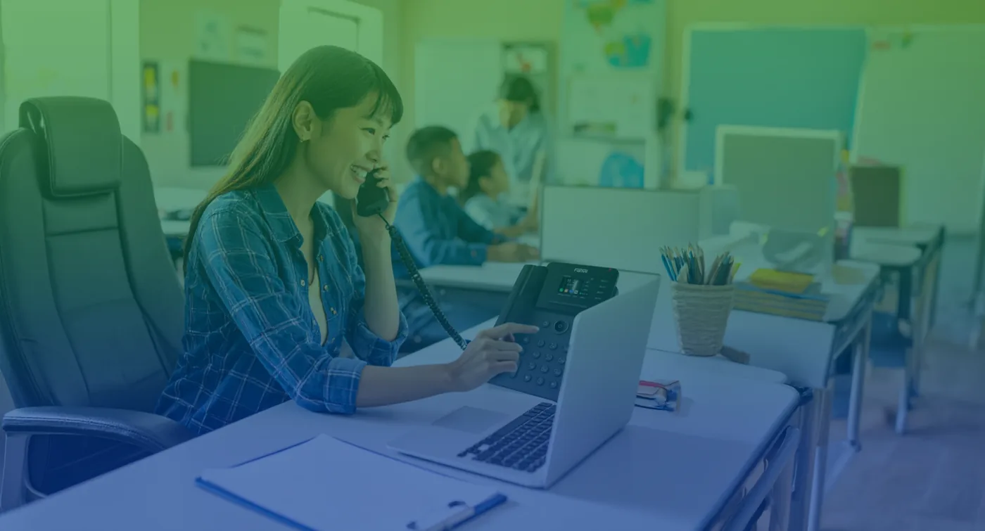 Docente usando el intercomunicador del aula